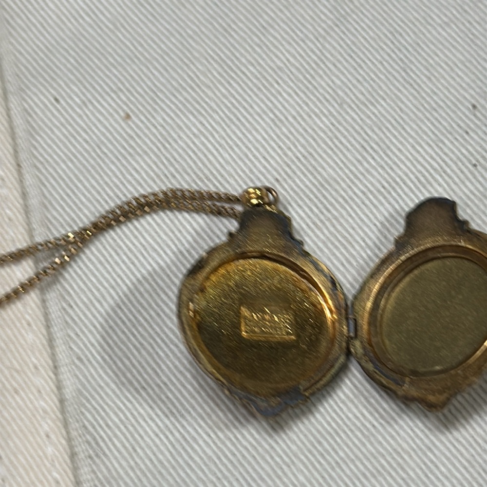 Hayward Locket. Vintage. 1/20 12k gold filled. - Picture 4 of 5